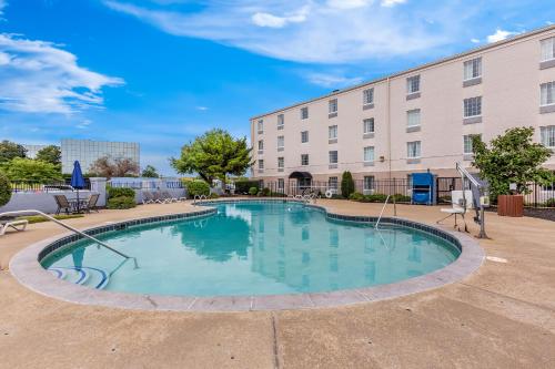 a large swimming pool in front of a building at Comfort Inn St Louis - Westport Event Center in Maryland Heights