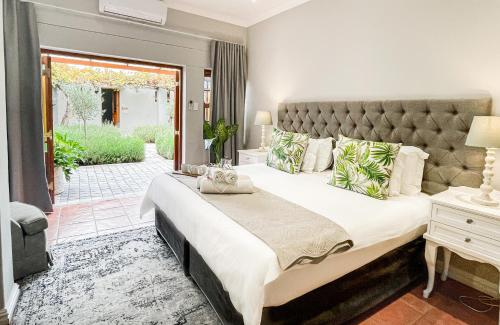 Ένα ή περισσότερα κρεβάτια σε δωμάτιο στο Olive Tree Lodge