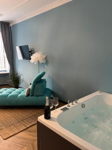 a living room with a bath tub and a couch at Angelina's Suite&Spa con parcheggio privato in Como