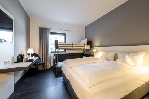 a hotel room with a bed and a desk at Dresdner Tor Süd in Wilsdruff