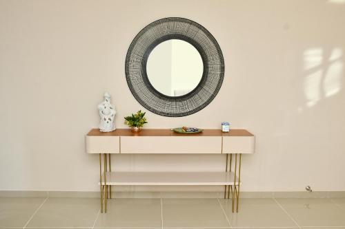a dressing table with a mirror on a white wall at Excelente ubicación, cómodo apartamento in Barranquilla