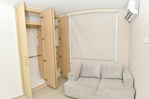 a room with a chair and a closet at Excelente ubicación, cómodo apartamento in Barranquilla