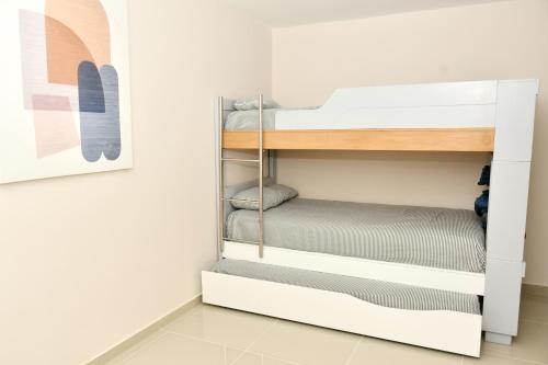 a room with a bunk bed and a painting at Excelente ubicación, cómodo apartamento in Barranquilla