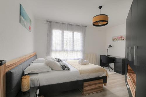 une chambre avec un lit et un bureau dans l'établissement Charmant et Chaleureux proche Tête d'Or, à Villeurbanne
