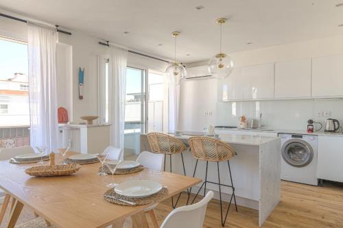 une cuisine et une salle à manger avec une table et des chaises dans l'établissement Charmant et Spacieux avec vue à 1 min de Tête d'Or, à Lyon