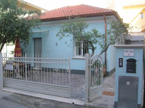 una casa blu con un cancello davanti di Residence Diffuso Arcobaleno a Gabicce Mare