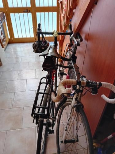 two bikes parked against a wall in a room at A casa tua Affitti brevi in Noto