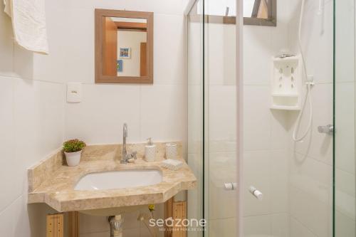 Ένα μπάνιο στο Apto confortável c/ piscina prox. a praia VRL0002