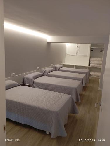 Postel nebo postele na pokoji v ubytování dpCristal Sarria Centro
