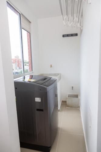 a small bathroom with a sink and a window at Excelente ubicación, cómodo apartamento in Barranquilla
