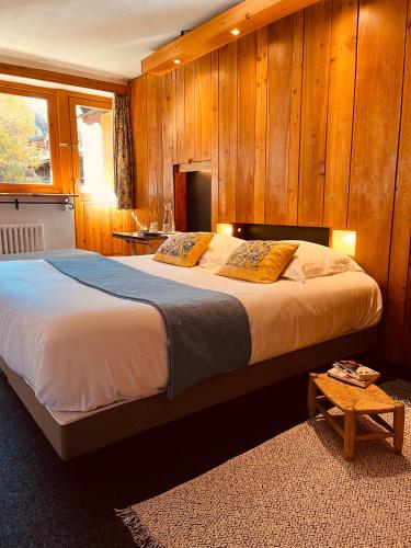 Кровать или кровати в номере Hôtel les Lorès