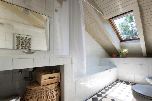 a bathroom with a sink and a toilet and a window at Finca La Machota Centro de Naturaleza in Peralejo