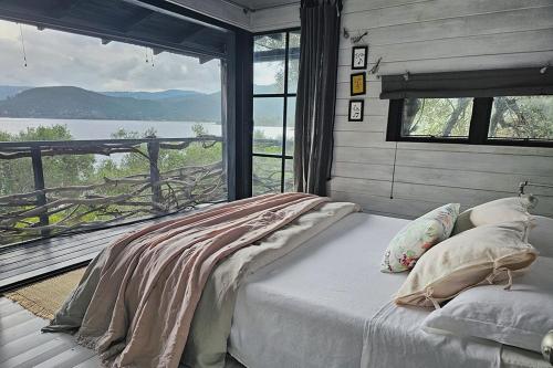 Posteľ alebo postele v izbe v ubytovaní Magical Treehouse Cabin by the sea with amazing views
