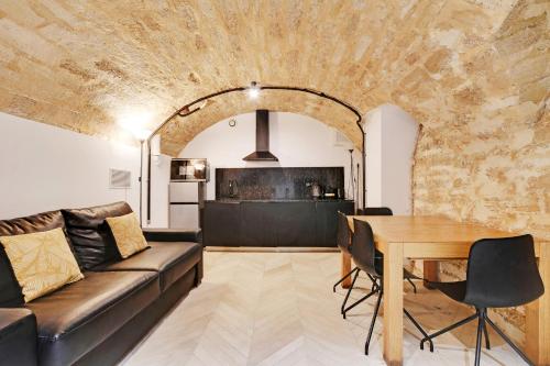 un salon avec un canapé et une table dans l'établissement Pick A Flat's Apartment in Place Vendôme - Rue Saint-Honore, à Paris