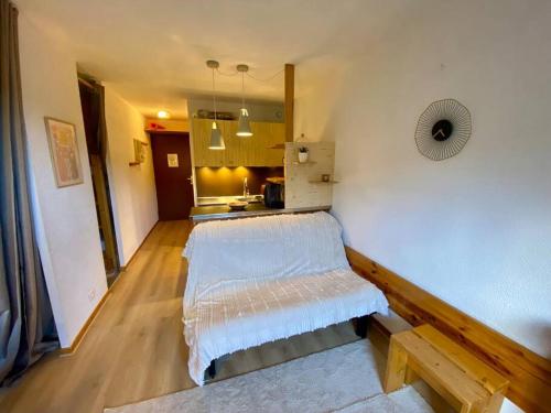 un salon avec une table et une cuisine dans l'établissement Appartement au pied des pistes, à Puy-Saint-Vincent