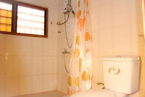 Et badeværelse på Kente Heritage Lodge - Bonwire