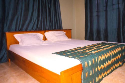 En eller flere senge i et værelse på Kente Heritage Lodge - Bonwire