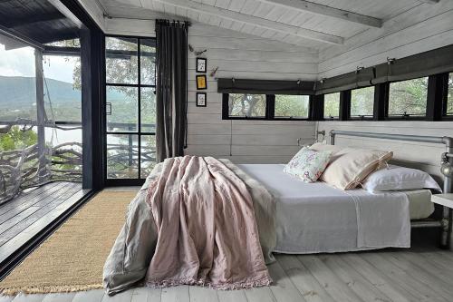 Posteľ alebo postele v izbe v ubytovaní Magical Treehouse Cabin by the sea with amazing views