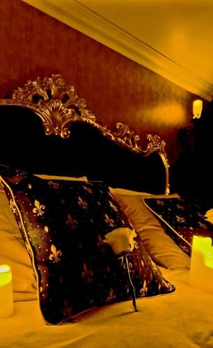 - un lit avec une couverture noire et blanche dans l'établissement Le Royal Love Loft, à Reignac