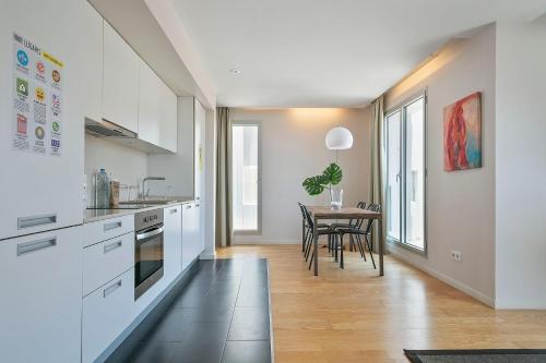 Kuchyň nebo kuchyňský kout v ubytování Lugaris Beach Apartments