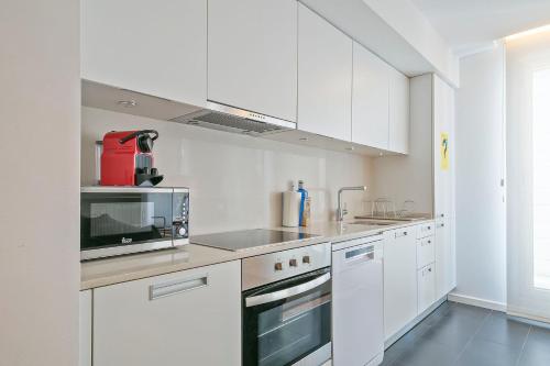Kuchyň nebo kuchyňský kout v ubytování Lugaris Beach Apartments