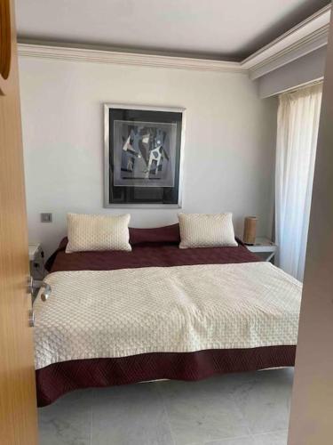 une chambre avec un grand lit avec deux oreillers dans l'établissement Lumineux top terrasse 2P, à Cannes