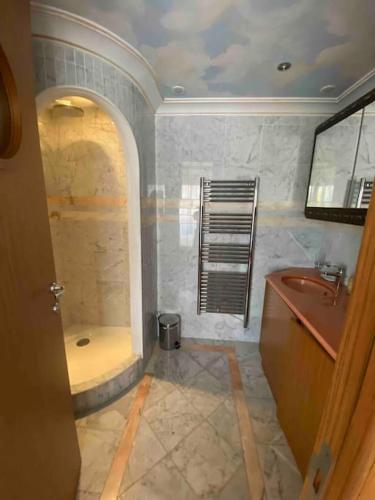 une salle de bain avec une douche, une baignoire et un lavabo dans l'établissement Lumineux top terrasse 2P, à Cannes