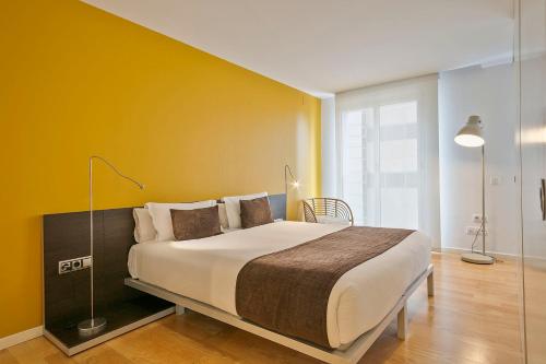 Postel nebo postele na pokoji v ubytování Lugaris Beach Apartments