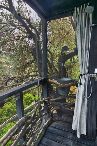 Φωτογραφία από το άλμπουμ του Magical Treehouse Cabin by the sea with amazing views σε Koukouleika