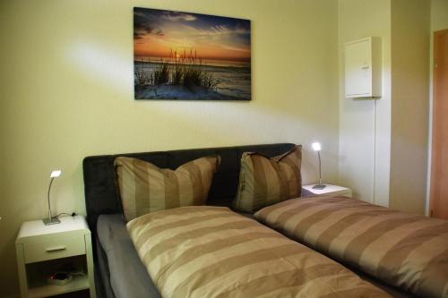 a living room with a couch and a picture on the wall at Strandkiesel in Büsum