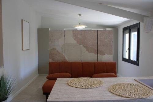 une salle à manger avec une table et un canapé dans l'établissement La Cachette du Bonheur, à Cély-en-Bière