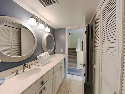 Et badeværelse på Buena Vida Townhomes #28