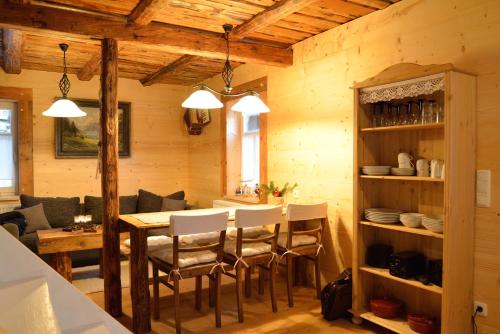 a kitchen and dining room with a table and chairs at Ferienhaus Anno Dazumal, wie zu Oma`s Zeiten in Klingenthal