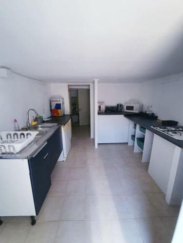 Dapur atau dapur kecil di App jacuzzi & piscine privée - loveroom - Suite Emeraude