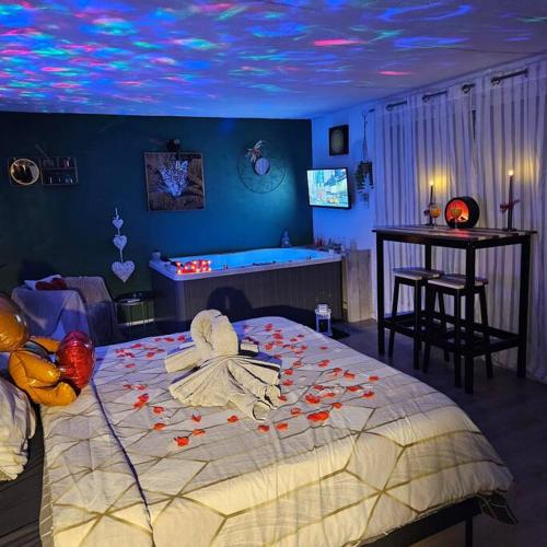 Katil atau katil-katil dalam bilik di App jacuzzi & piscine privée - loveroom - Suite Emeraude