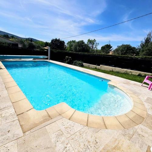 Kolam renang di atau dekat dengan App jacuzzi & piscine privée - loveroom - Suite Emeraude