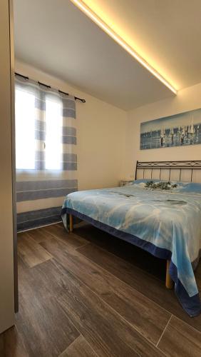 a bedroom with a bed and a window at Bogliasco La Fontana Home in Bogliasco