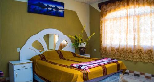 Una cama o camas en una habitación de Hotel Amigo