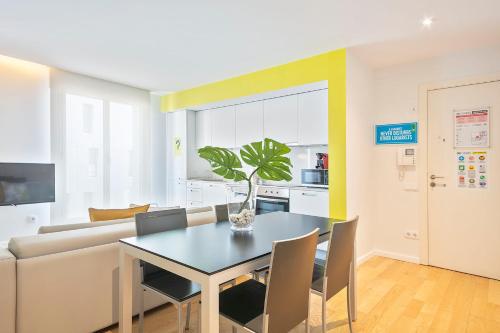 TV a/nebo společenská místnost v ubytování Lugaris Beach Apartments