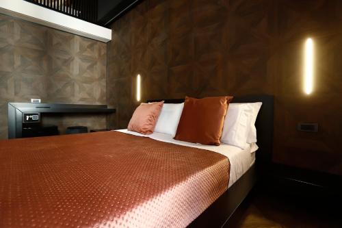 a bedroom with a bed with orange and white pillows at Spera Luxury Palermo & SPA in Palermo
