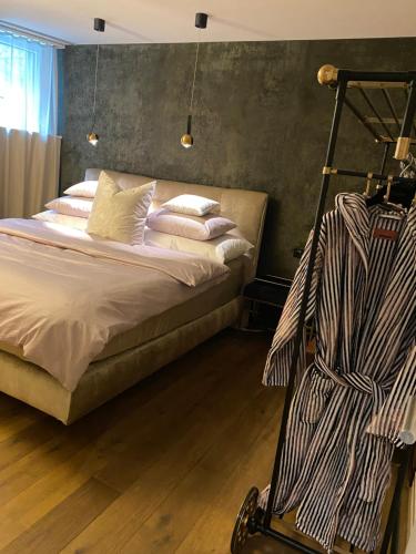 Katil atau katil-katil dalam bilik di Suite3, 7 min walk from Opera or Lake