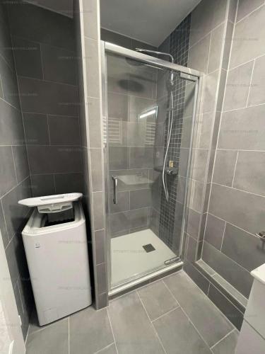 une douche avec une porte vitrée dans une salle de bain dans l'établissement 4PA72 - Magnifique appartement pour 4 dans résidence avec piscine et parking, à Collioure