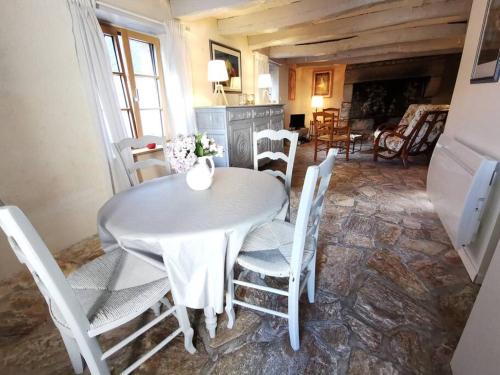 une salle à manger avec une table et des chaises blanches dans l'établissement Ty Plouz Rospico, à Névez