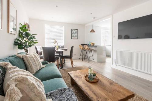 Μια τηλεόραση ή/και κέντρο ψυχαγωγίας στο Stylish apartment private parking