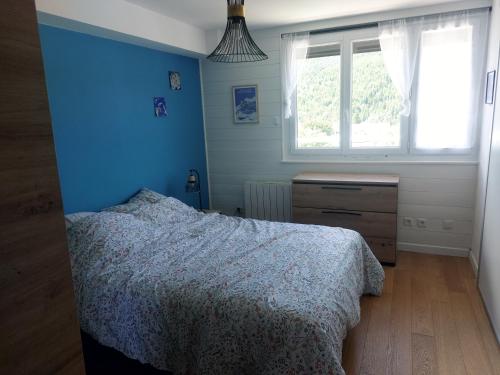 une chambre avec un lit, un bureau et une fenêtre dans l'établissement Appartement centre Villard de Lans, 49 m2 2 pièces plus cuisine 4/6 personnes, à Villard-de-Lans