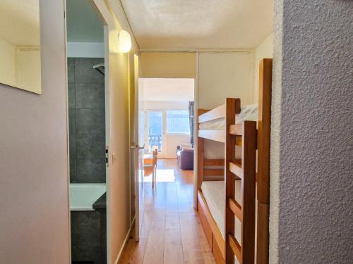 une chambre avec des lits superposés et une chambre avec une salle de bains. dans l'établissement Confort 2P Sud avec Balcon à 250m des Pistes, Flaine Forêt - FR-1-425-142, à Flaine
