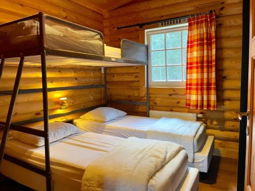 a bedroom with two bunk beds in a cabin at Scandinavian Lodges (by Outdoors Holten) in Holten