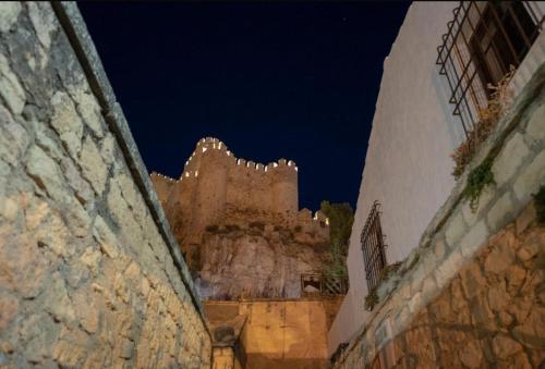 アルマンサにあるPetit Castilloの夜の山頂に座る城