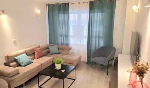 un soggiorno con un divano e una sedia di Moderno apartamento con garaje privado en el centro de Vigo a Vigo