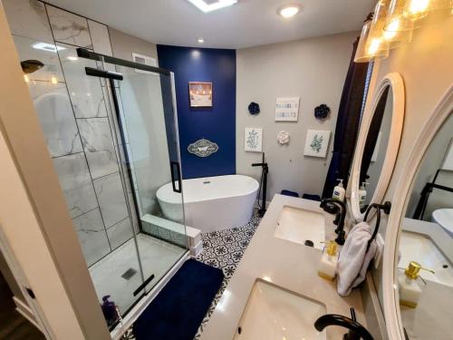 Koupelna v ubytování Luxury Listing - 92 Walkable Score Downtown Kzoo